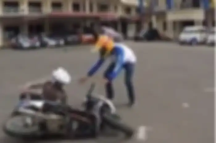 Seorang polisi terjatuh saat naik motor bersama freestyler.