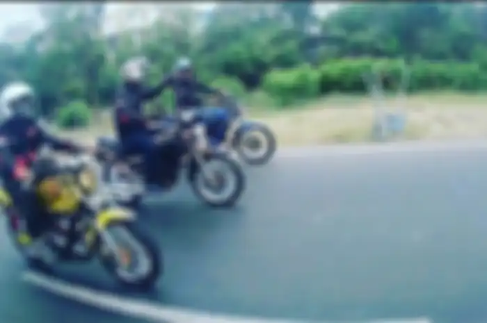 Ilustrasi pengendara motor Yamaha RX King