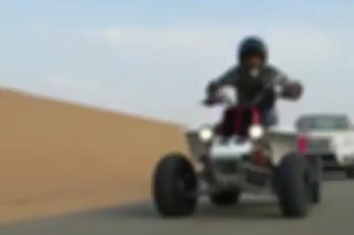 Seorang lelaki pamer aksi stoppie pakai ATV.