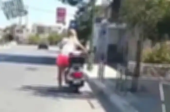 Bukan engkol motor, cewek ini malah injak standar tengah motornya, jelas enggak bakal hidup motornya.