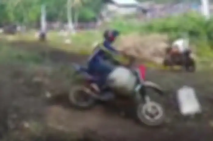 Balap motor karung di Bone, Sulawesi Selatan.