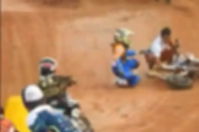 Seorang pembalap motokross ditabrak pembalap lain dari belakang.