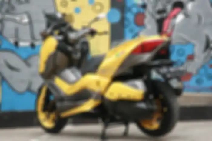 Modifikasi Yamaha XMAX. Warna kuning Ferrari memang khas, mencolok mata banget