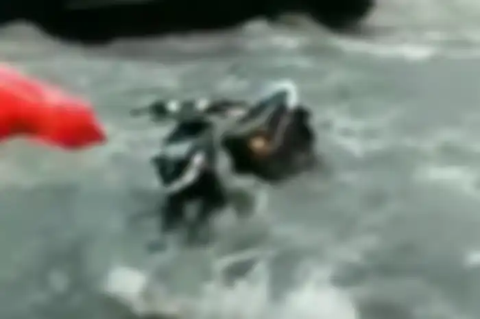 Motor Yamaha Mio tersapu banjir di Medan, Sumut.
