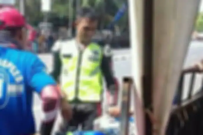 Hasan pengguna rompi polisi saat balap road race di Bondowoso.