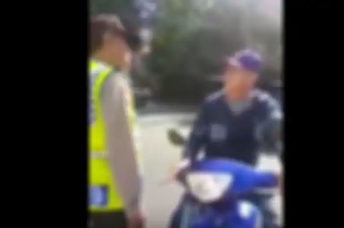Seorang polisi lanjut usia dimaki-maki pengendara motor arogan yang melawan arah.
