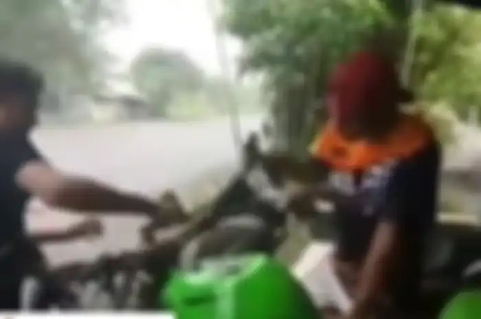 Dua remaja sengaja menghantam tangki Kawasaki Ninja menggunakan martil.