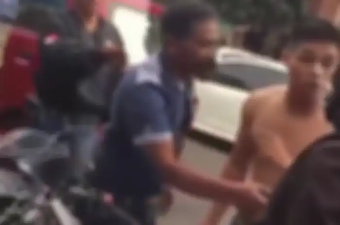 Seorang oknum anggota TNI melakukan pemukulan terhadap biker karna hal sepele.