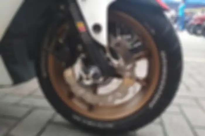 Ilustrasi pelek motor dengan warna cat khusus.