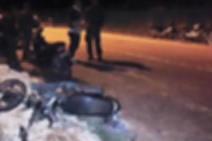 Kecelakaan sepeda motor malam hari.