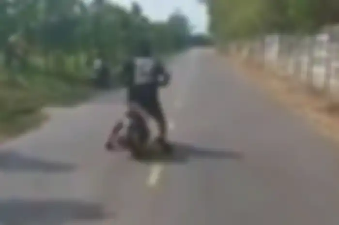 Ban belakang Yamaha Mio copot saat digeber joki balap.