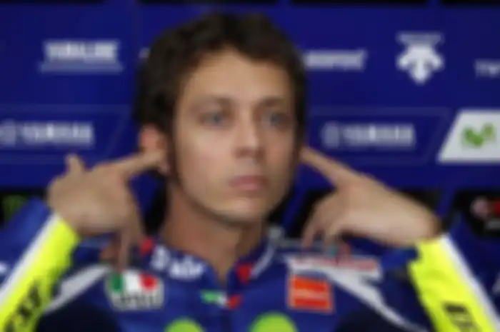 Valentino Rossi sedang memakai ear plug atau penyumbat telinga.