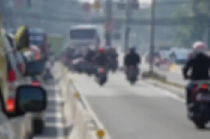 Pengendara motor nekat menerobos jalur busway.