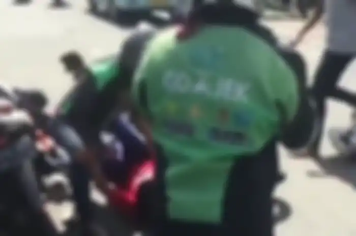 Pengendara grab bike dan biker berantem di jalan raya.
