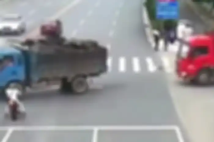 Seorang pengendara motor menabrak truk dan akhirnya kebakaran hebat terjadi.
