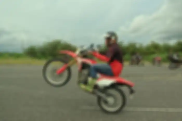 Geber CRF di runway Pantai Depok