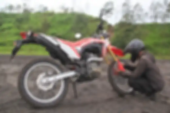 Atur tekanan angin ban