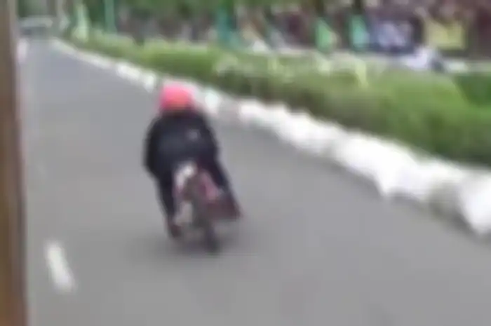 Seorang ladies racer terjungkal di lintasan sirkuit.