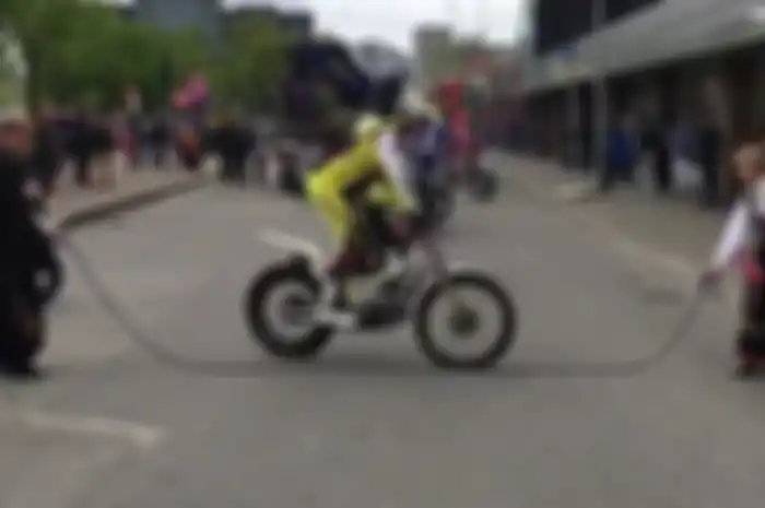 Skill pengendara trial bike saat main lompat tali.