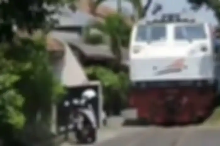 kereta api vs sepeda motor emak-emak