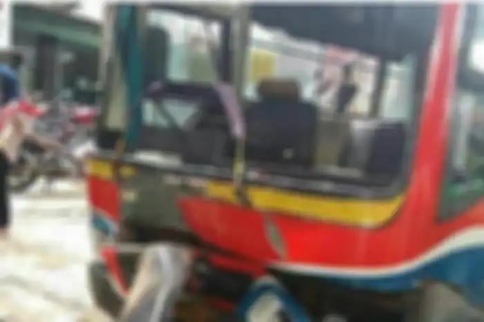 Metromini ugal-ugalan ringsek usai menabrak dua motor ojek online.