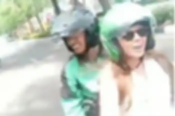 Cewek bule mendadak jadi driver ojek online.
