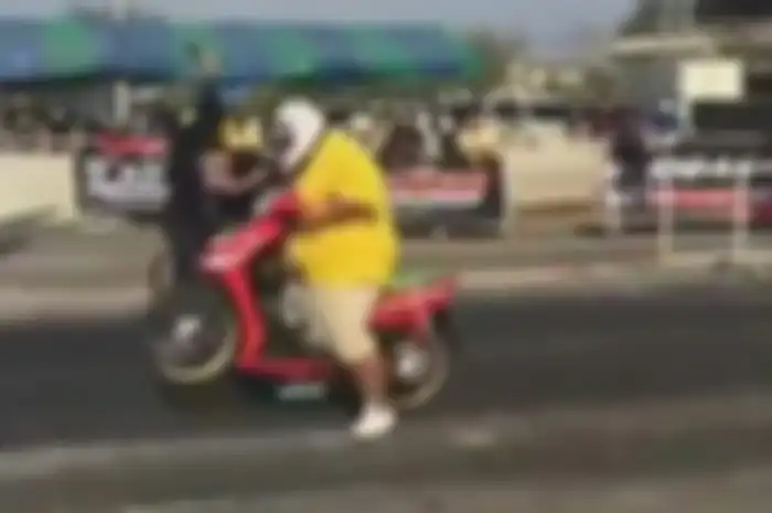 Seorang joki berbadan gemuk balapan naik Yamaha Mio, jatuh enggak yah?