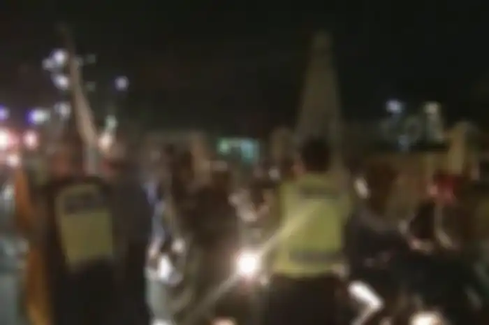 Petugas Kepolisian saat merazia konvoi kendaraan yang membahayakan pengendara lain pada malam Tahun Baru 2018.