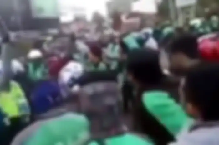 Polisi lepaskan tembakan peringatan saat bentrokan driver ojek online dengan sopir angkot