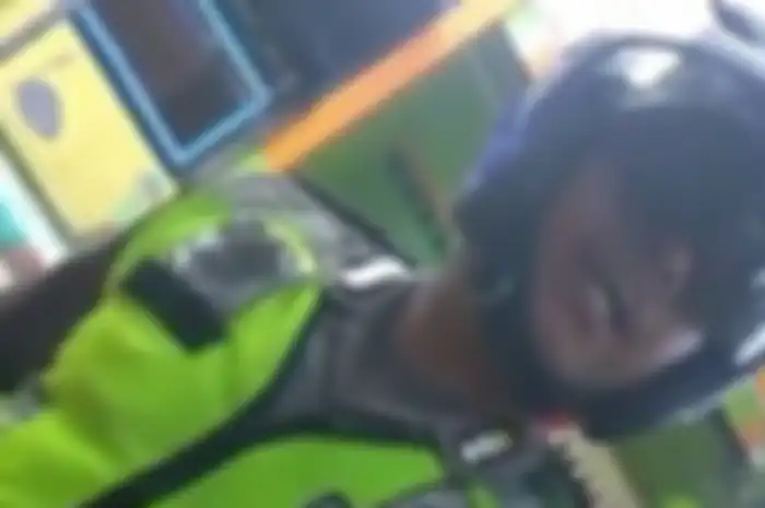 Oknum polisi arogan bentak dan sempat todongkan pistol ke pengendara motor