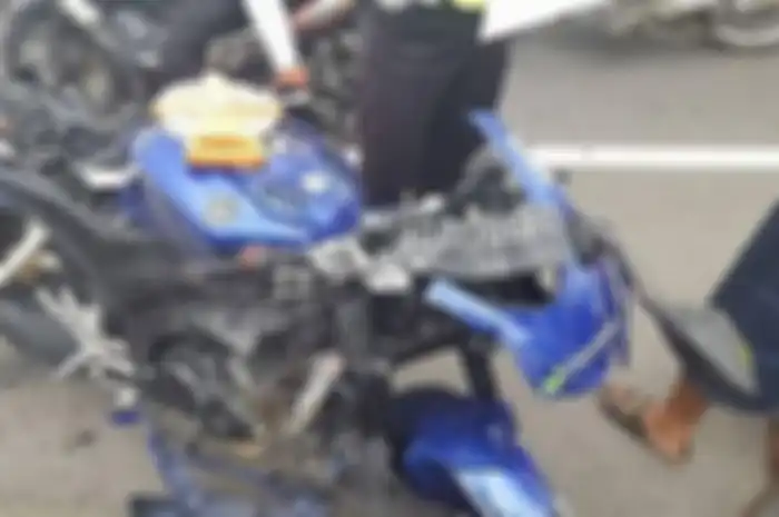 Yamaha R15 hancur lebur usai menghantam pembatas jalan