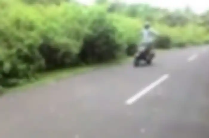 Anak muda pamer aksi saat naik Vespa