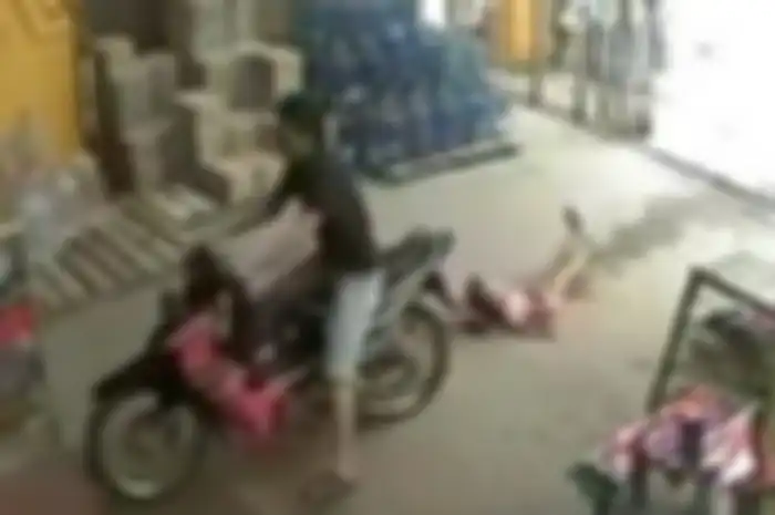 Seorang anak terpental dari motor karena kelalaian bapaknya.