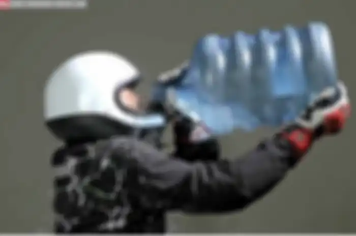 Minum banyak air agar tidak terjadi dehidrasi