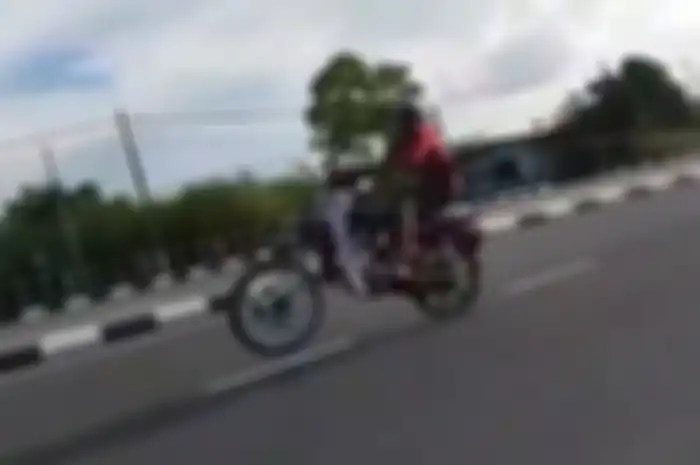Ban depan Honda Astrea Prima copot di jalan raya.