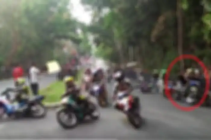 Motor pembalap terbang dan hajar pembalap lain di road race Jambi