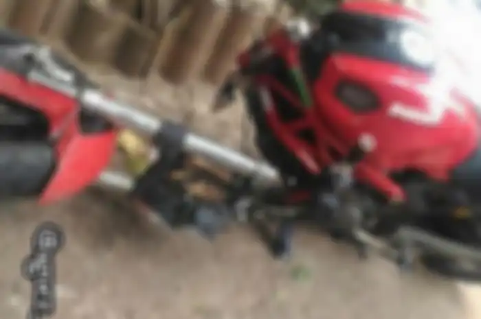 Ducati monster terbelah dua usai menabrak mobil di Ciganjur, Jaksel.