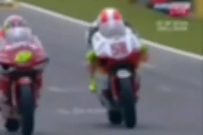 Duel maut Alvaro Bautista (kiri) dan mendiang Marco Simoncelli di GP250.
