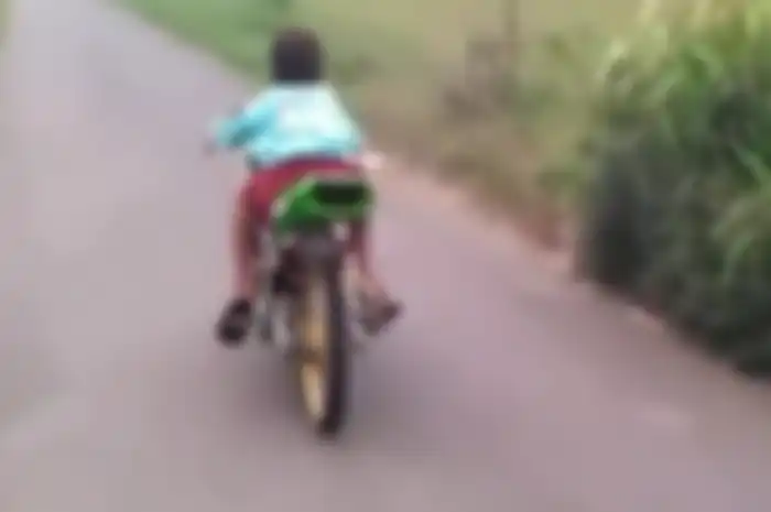 Bukannya sekolah, bocah cilik ini malah jadi joki.