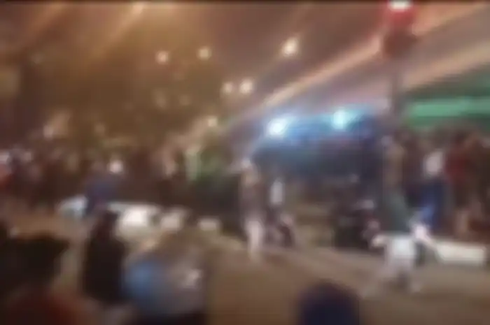 Jalanan di Mendan jadi mencekam karena pertikaian antar driver ojol dengan sopir angkot.