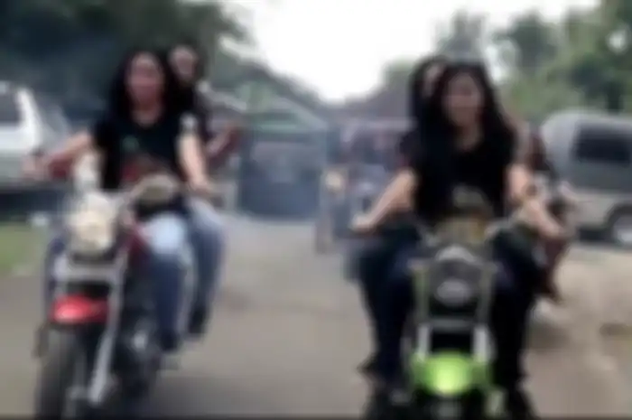 Cewek cantik konvoi naik Yamaha RX King.