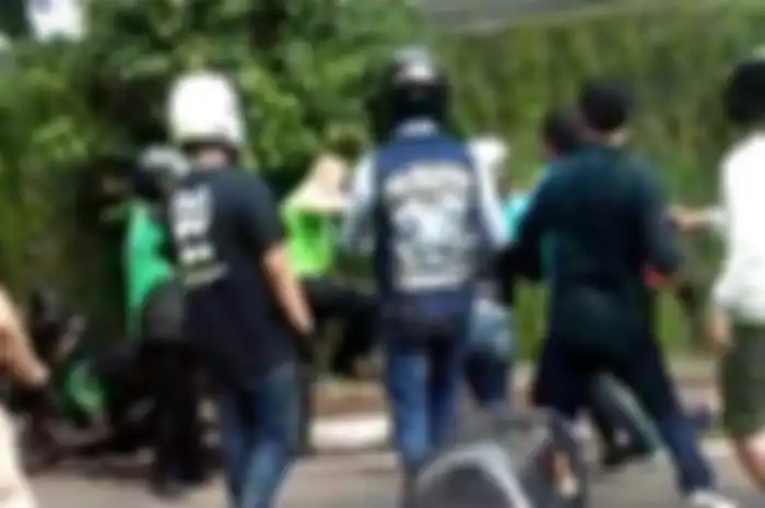 Adu jotos pengemudi Mazda CX-5 dengan bikers saat sunmori.