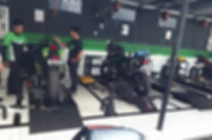 Stall servis Kawasaki Super Sukses Motor.  Bengkel resmi ini siap servis motor di rumah konsumen