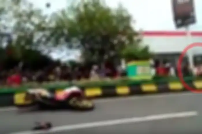 Seorang pembalap tewas usai hantam tiang reklame saat insiden kecelakaan.