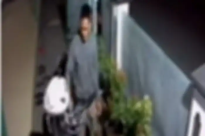 Maling motor diparkiran Musholla terekam kamera CCTV.