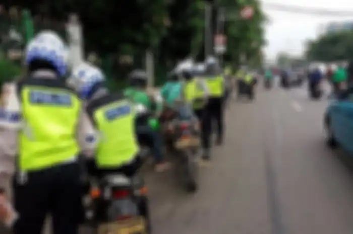 Ilustrasi Polisi melakukan tilang
