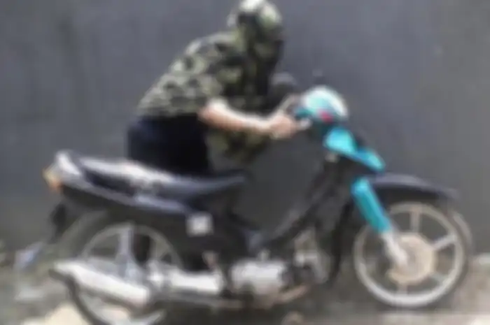 Ilustrasi pencurian sepeda motor.