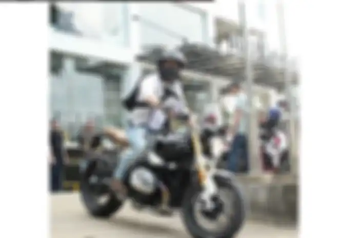 Penampilan Ariel Noah saat menunggangi BMW miliknya