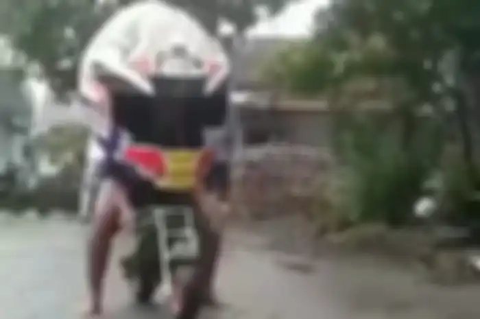 Bikers kocak pakai helm ukuran jumbo.