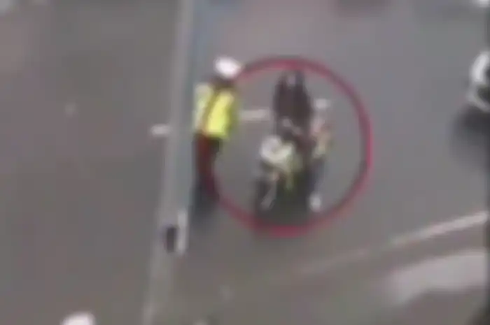Emak-emak nekat kabur saat hendak ditilang polisi.